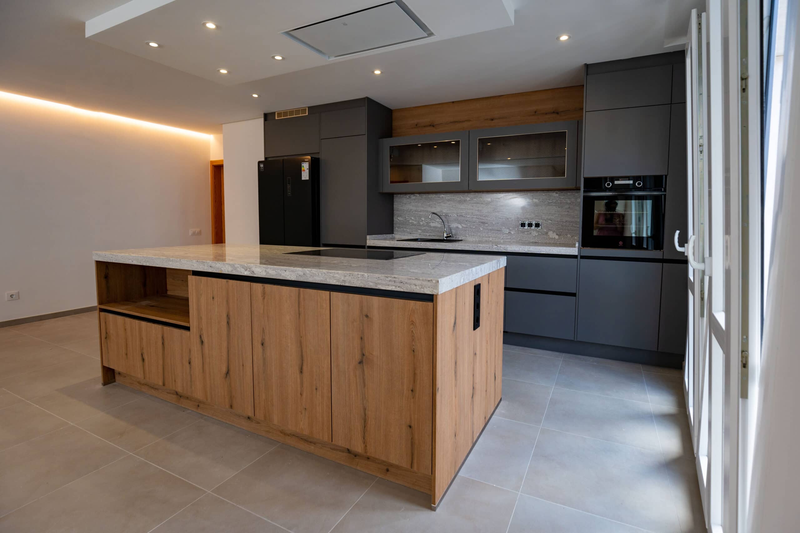 Proyectos Realizados 1 Cocina moderna con isla de granito 3 scaled 2